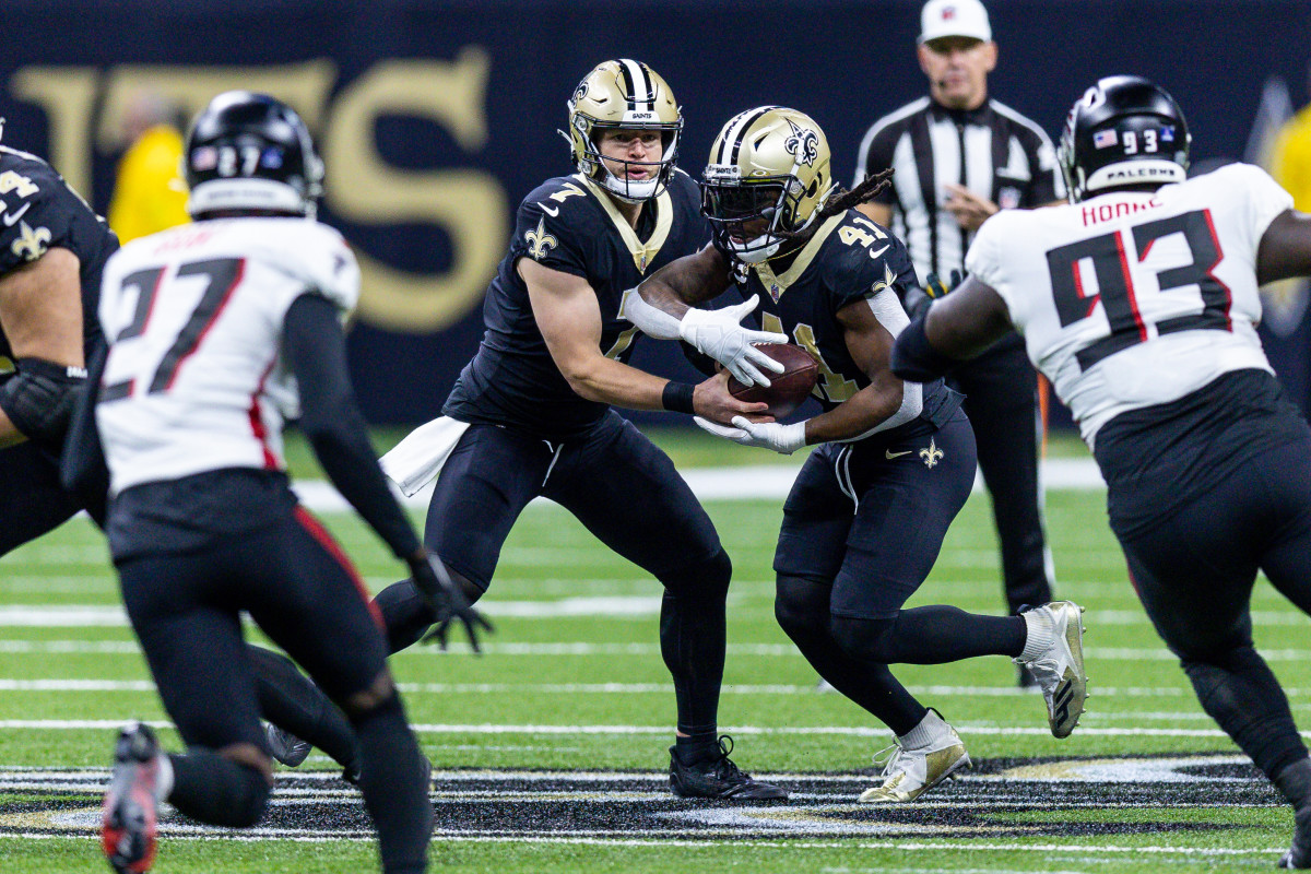 Saints running back Alvin Kamara meets quarterback Taysom Hill at the mesh point against the Falcons.